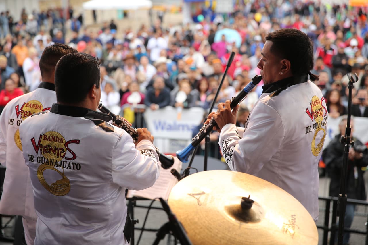 Miles cantaron y bailaron a ritmo banda, norteña, cumbia, hip-hop y rap