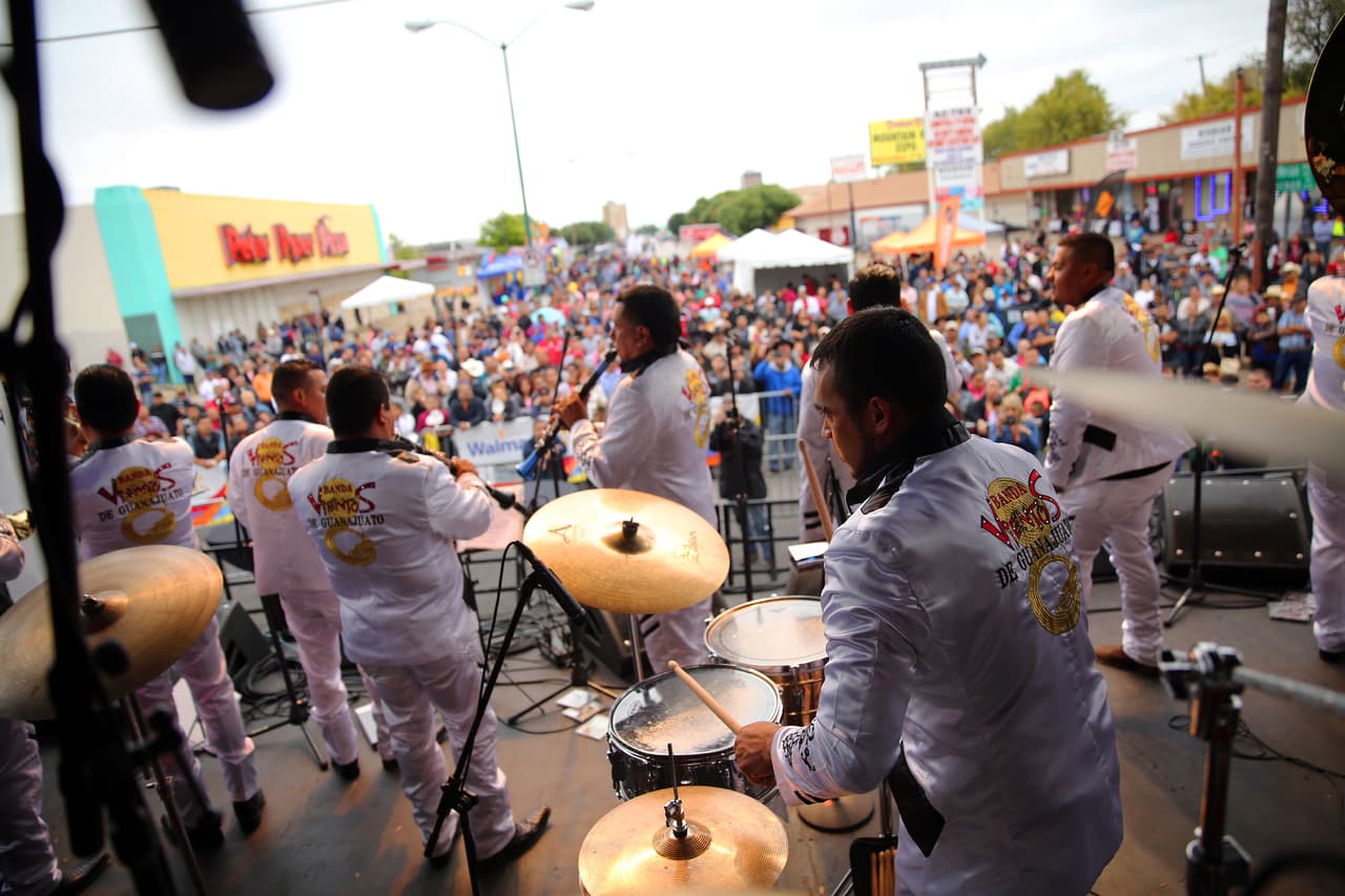 Miles cantaron y bailaron a ritmo banda, norteña, cumbia, hip-hop y rap
