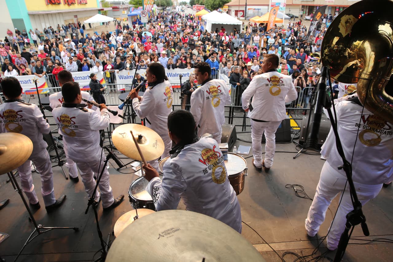 Miles cantaron y bailaron a ritmo banda, norteña, cumbia, hip-hop y rap