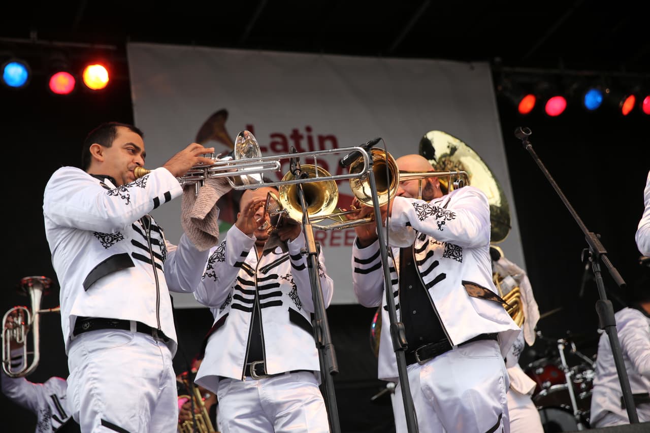 Miles cantaron y bailaron a ritmo banda, norteña, cumbia, hip-hop y rap