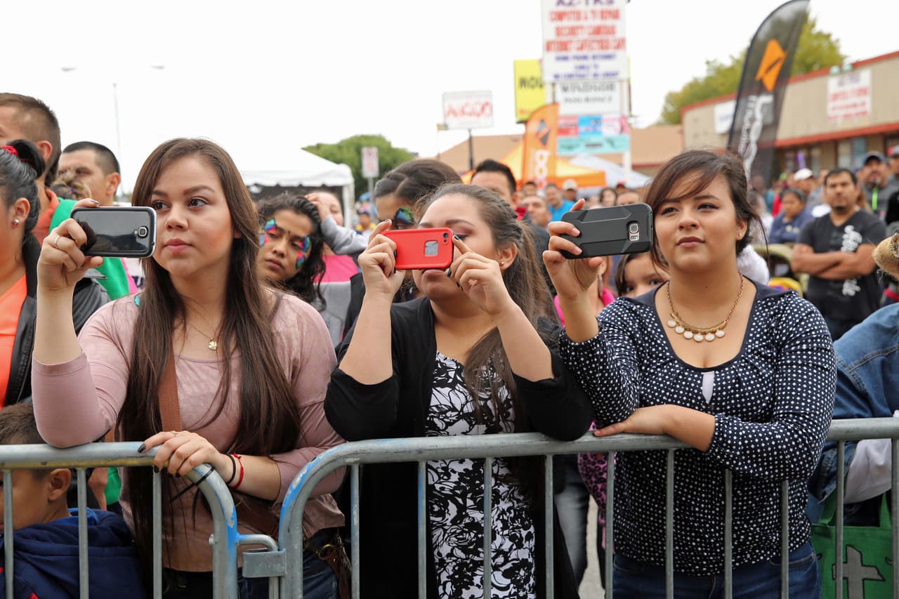 Miles cantaron y bailaron a ritmo banda, norteña, cumbia, hip-hop y rap