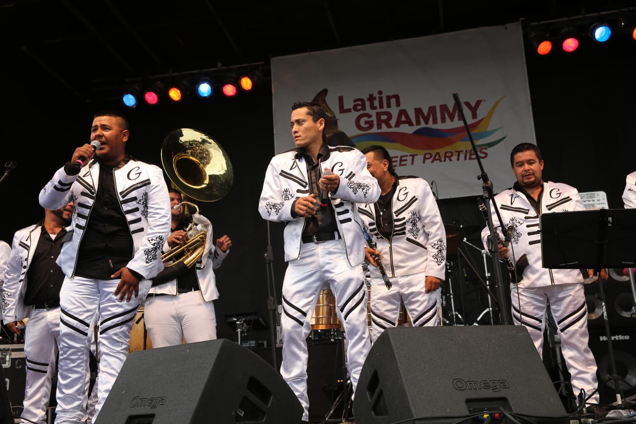 Miles cantaron y bailaron a ritmo banda, norteña, cumbia, hip-hop y rap