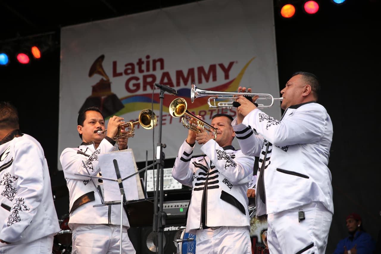 Miles cantaron y bailaron a ritmo banda, norteña, cumbia, hip-hop y rap