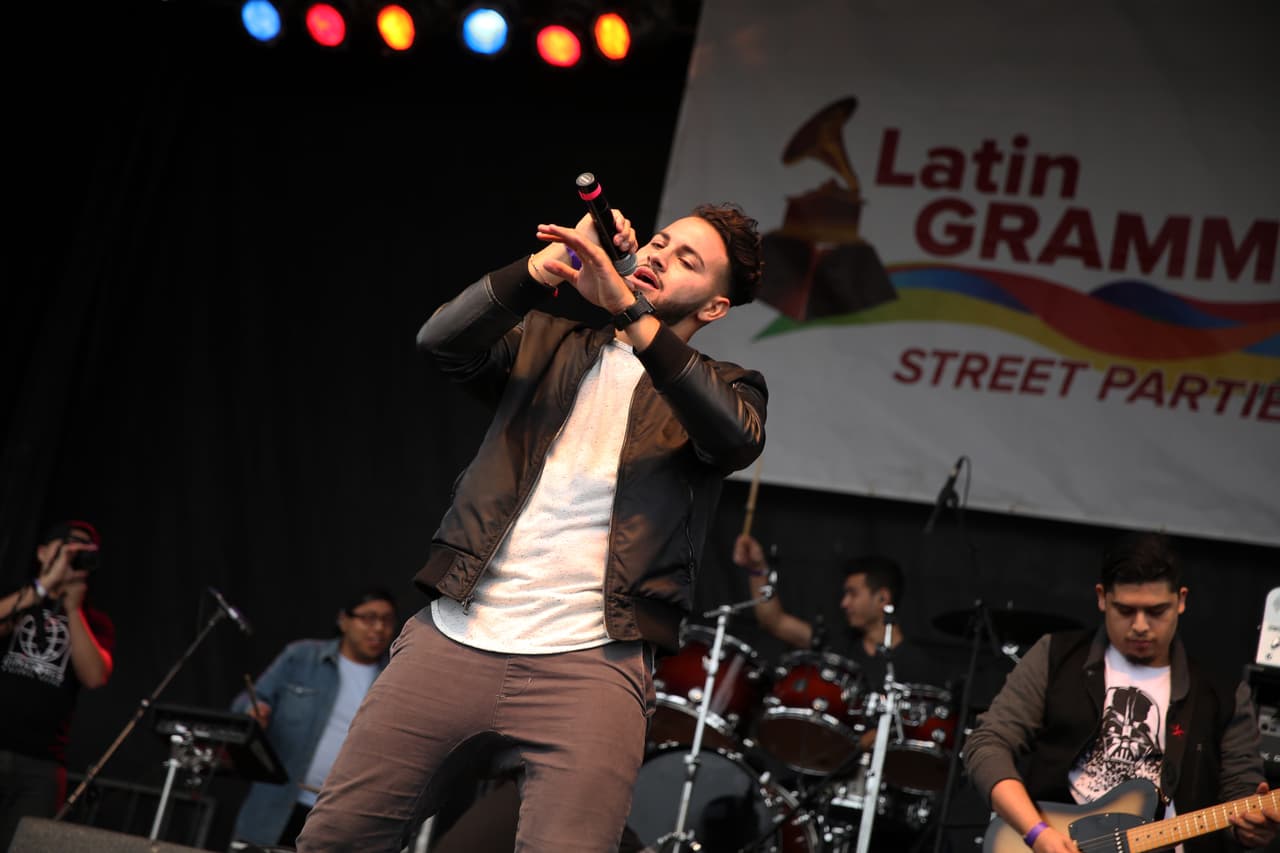 Miles cantaron y bailaron a ritmo banda, norteña, cumbia, hip-hop y rap