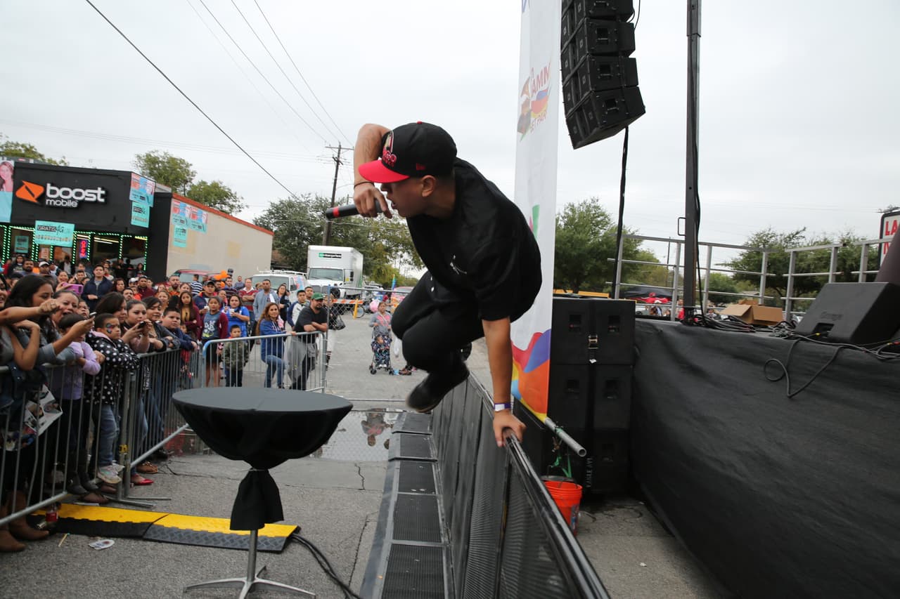 Miles cantaron y bailaron a ritmo banda, norteña, cumbia, hip-hop y rap