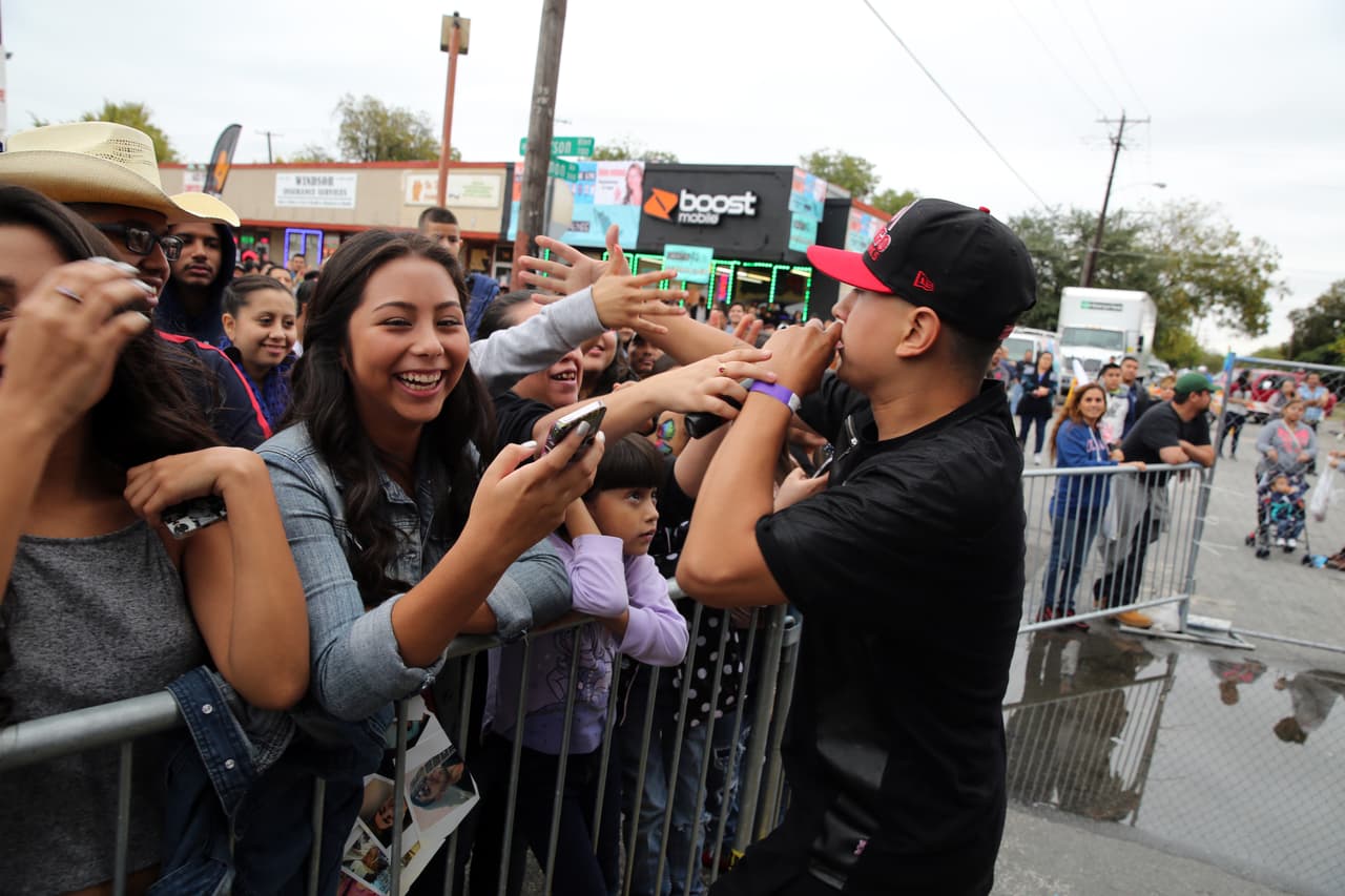 Miles cantaron y bailaron a ritmo banda, norteña, cumbia, hip-hop y rap