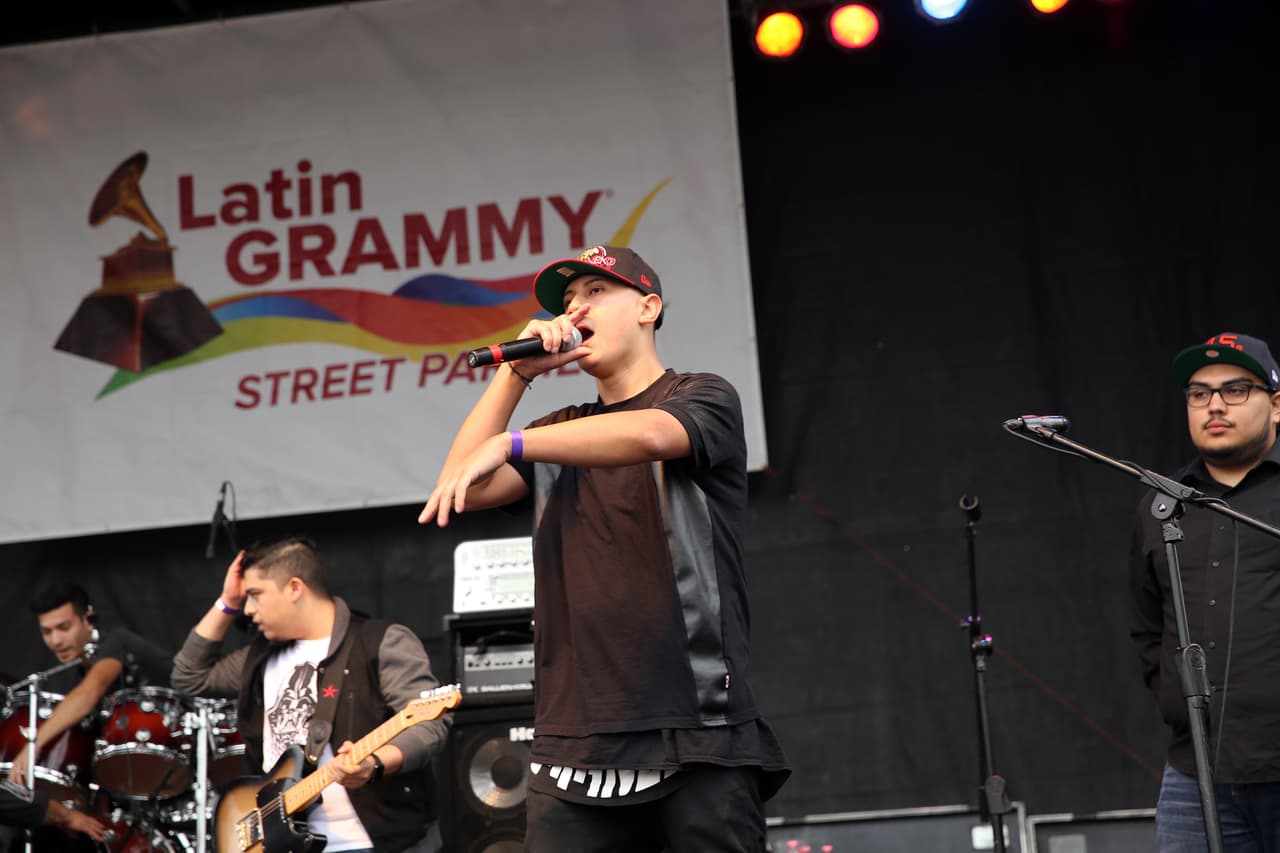 Miles cantaron y bailaron a ritmo banda, norteña, cumbia, hip-hop y rap