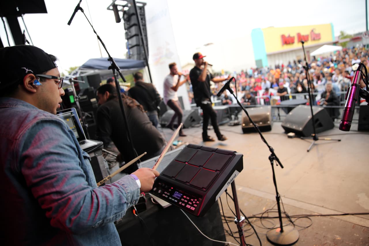 Miles cantaron y bailaron a ritmo banda, norteña, cumbia, hip-hop y rap