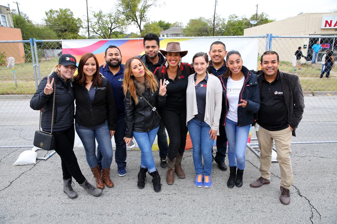 Miles cantaron y bailaron a ritmo banda, norteña, cumbia, hip-hop y rap