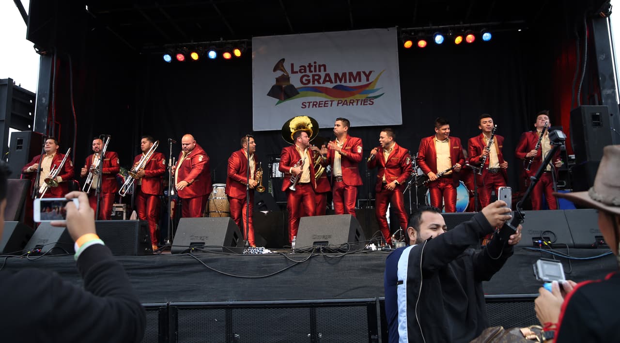 Miles cantaron y bailaron a ritmo banda, norteña, cumbia, hip-hop y rap