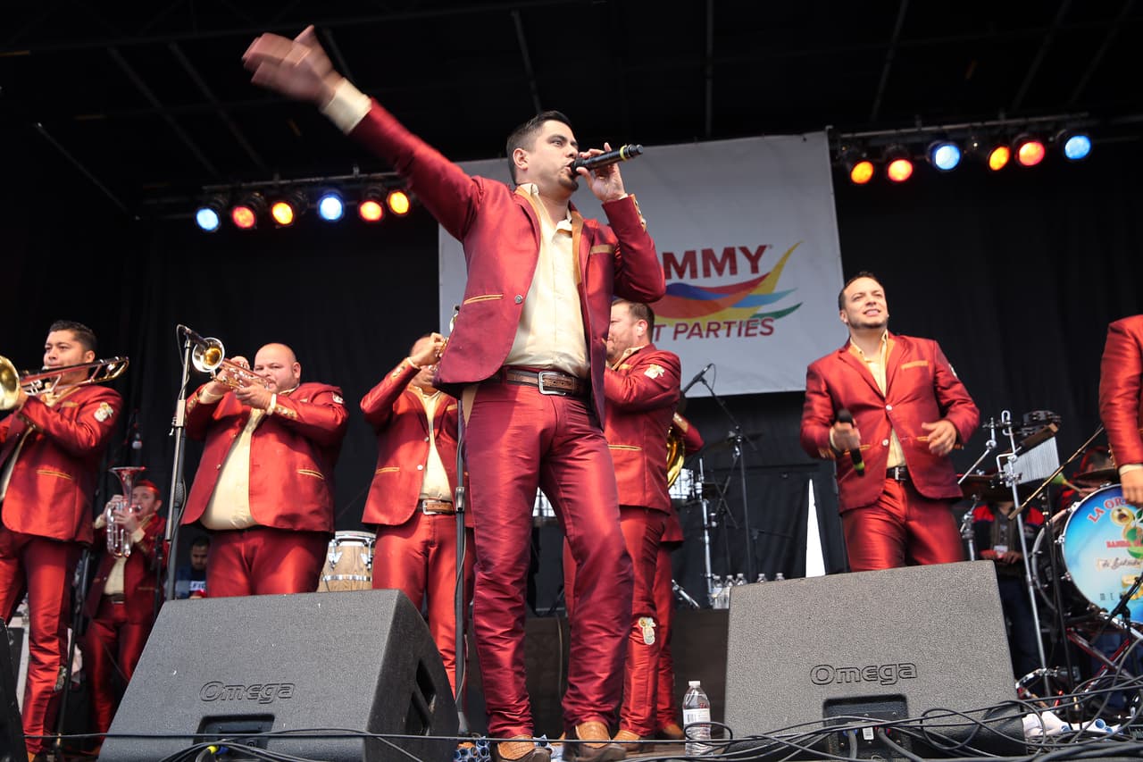 Miles cantaron y bailaron a ritmo banda, norteña, cumbia, hip-hop y rap