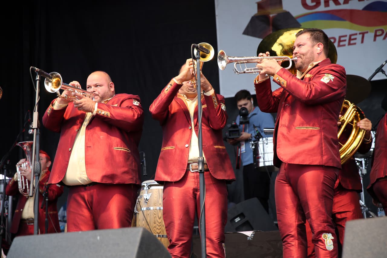 Miles cantaron y bailaron a ritmo banda, norteña, cumbia, hip-hop y rap