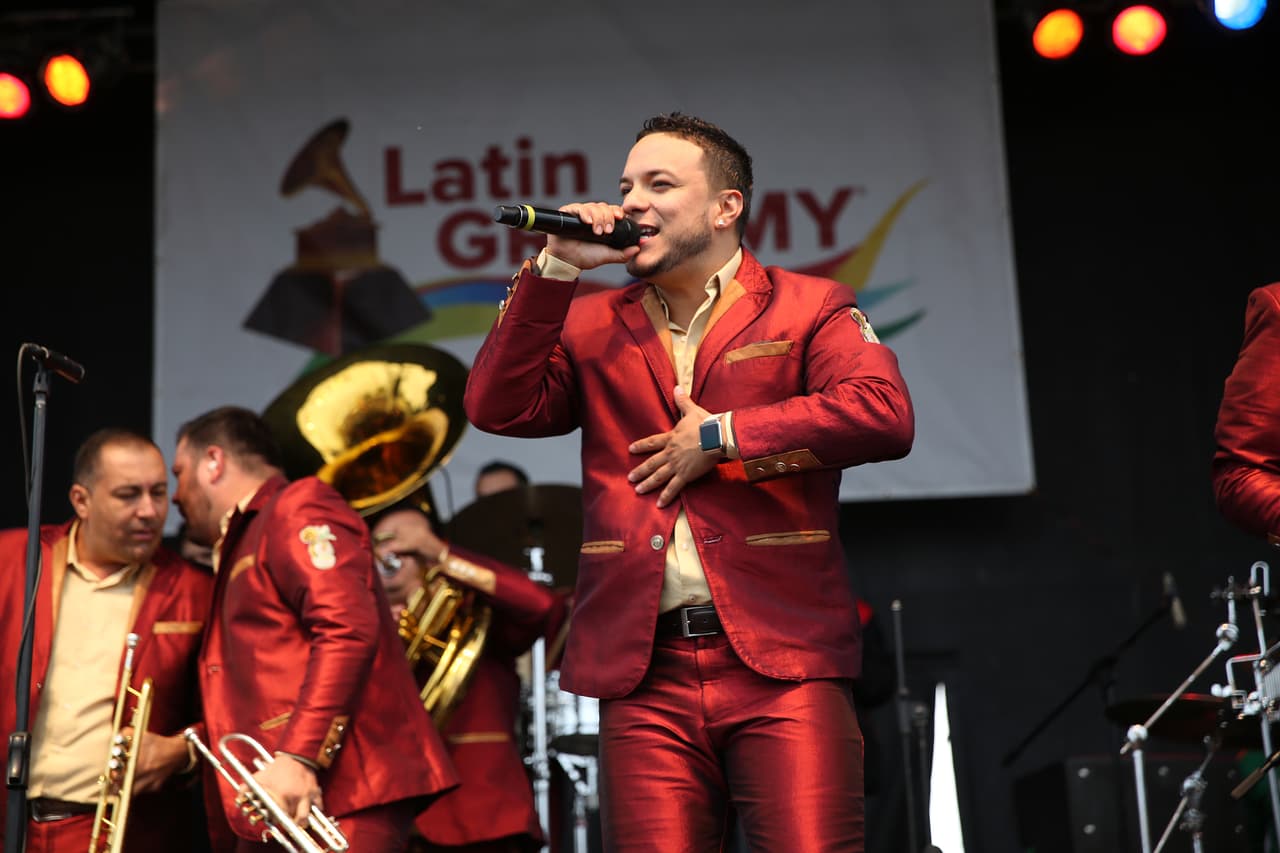 Miles cantaron y bailaron a ritmo banda, norteña, cumbia, hip-hop y rap