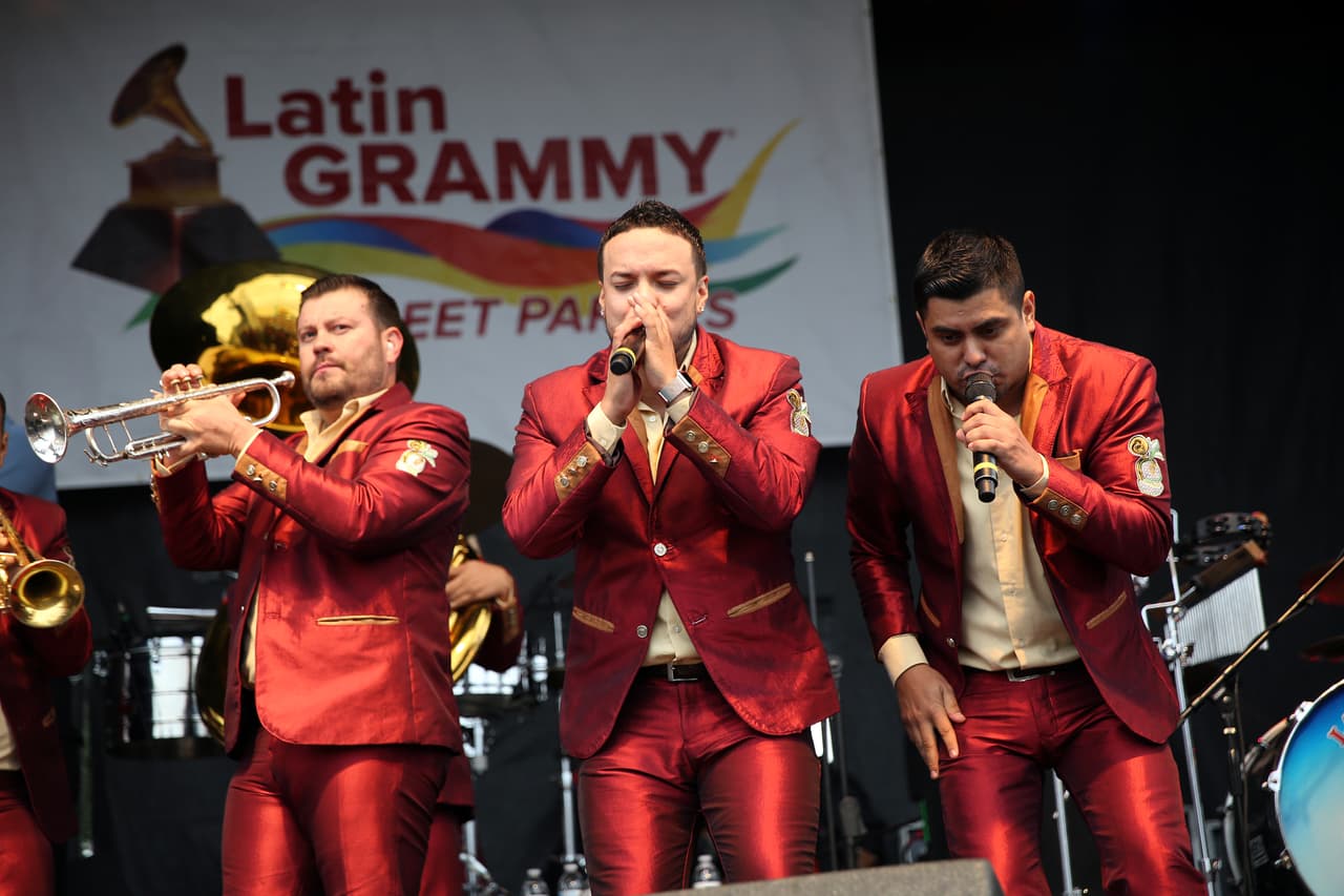 Miles cantaron y bailaron a ritmo banda, norteña, cumbia, hip-hop y rap