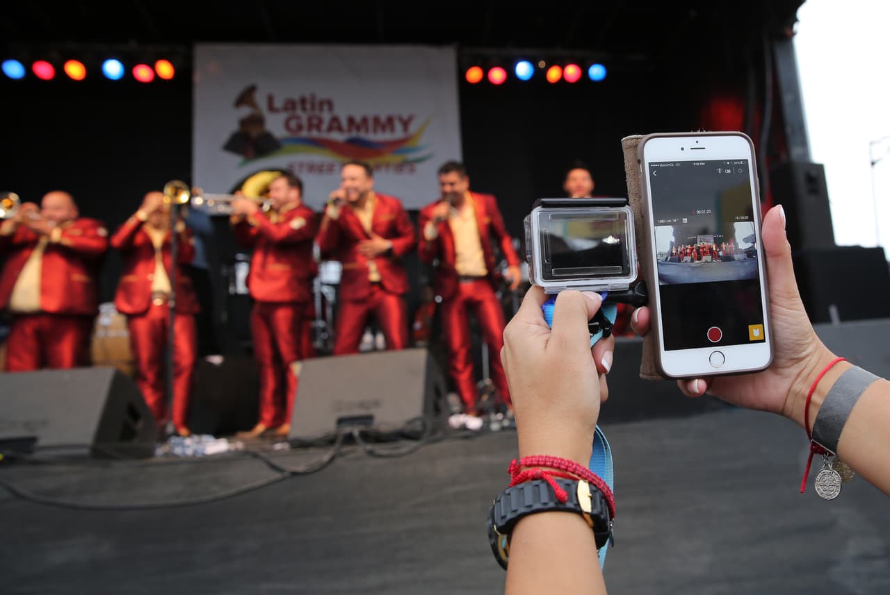 Miles cantaron y bailaron a ritmo banda, norteña, cumbia, hip-hop y rap