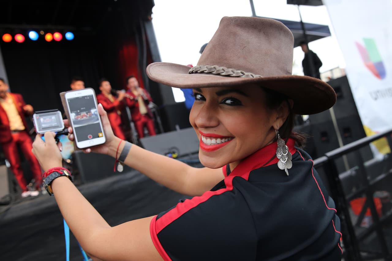 Miles cantaron y bailaron a ritmo banda, norteña, cumbia, hip-hop y rap