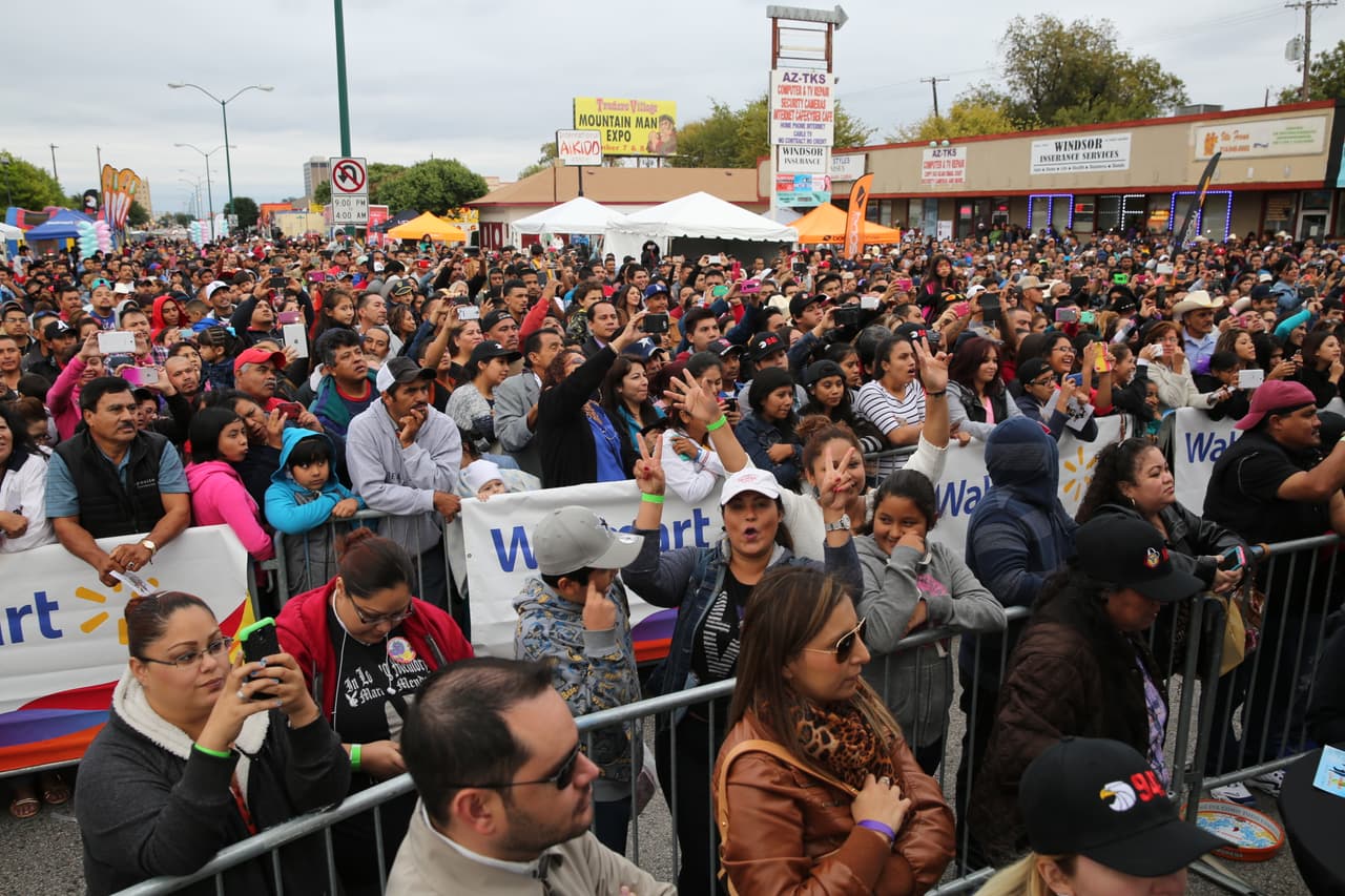 Miles cantaron y bailaron a ritmo banda, norteña, cumbia, hip-hop y rap