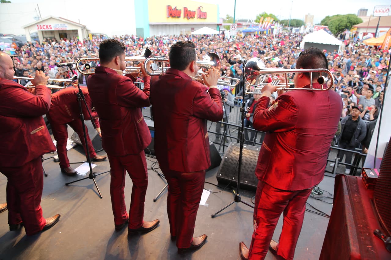 Miles cantaron y bailaron a ritmo banda, norteña, cumbia, hip-hop y rap