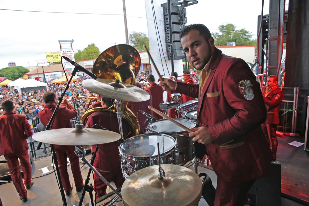 Miles cantaron y bailaron a ritmo banda, norteña, cumbia, hip-hop y rap