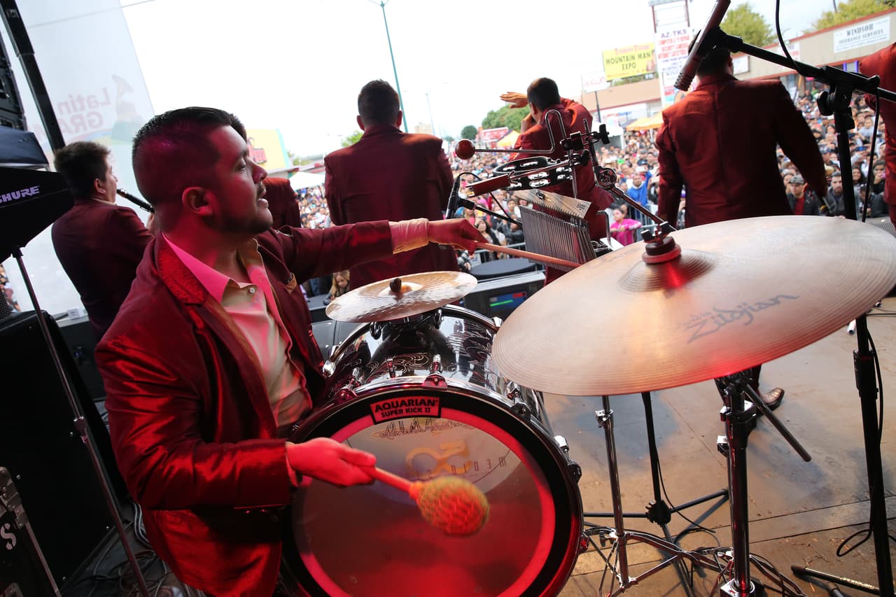 Miles cantaron y bailaron a ritmo banda, norteña, cumbia, hip-hop y rap