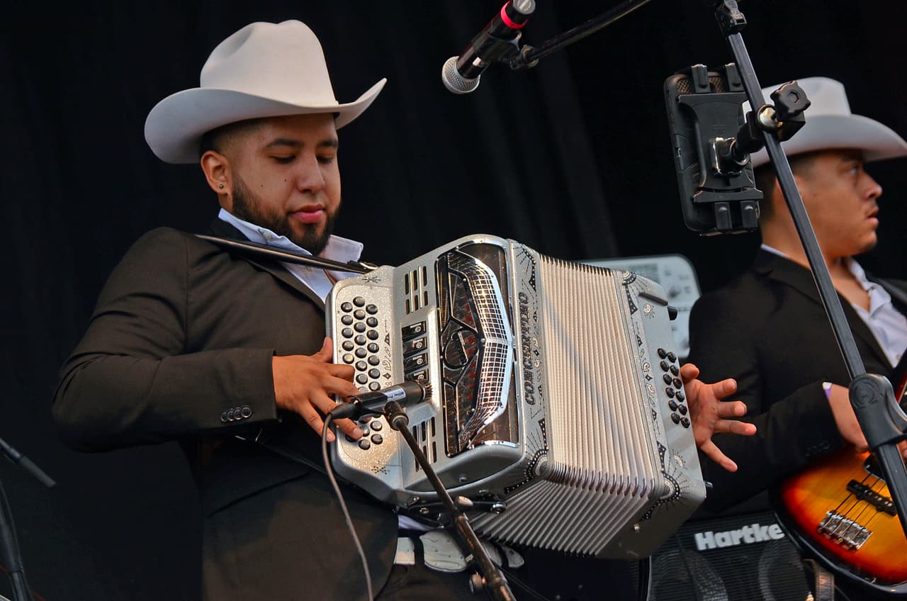 Miles cantaron y bailaron a ritmo banda, norteña, cumbia, hip-hop y rap