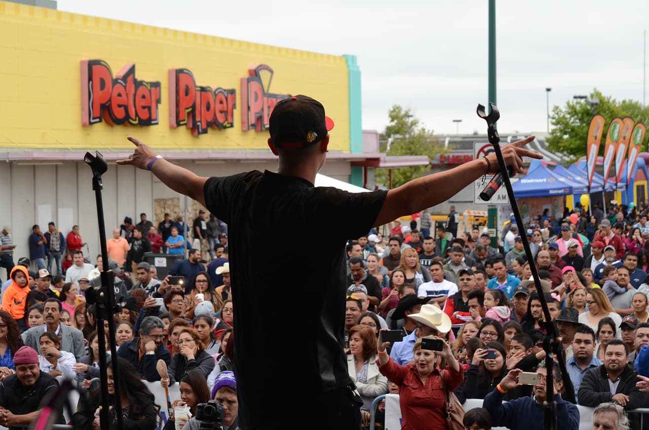 Miles cantaron y bailaron a ritmo banda, norteña, cumbia, hip-hop y rap