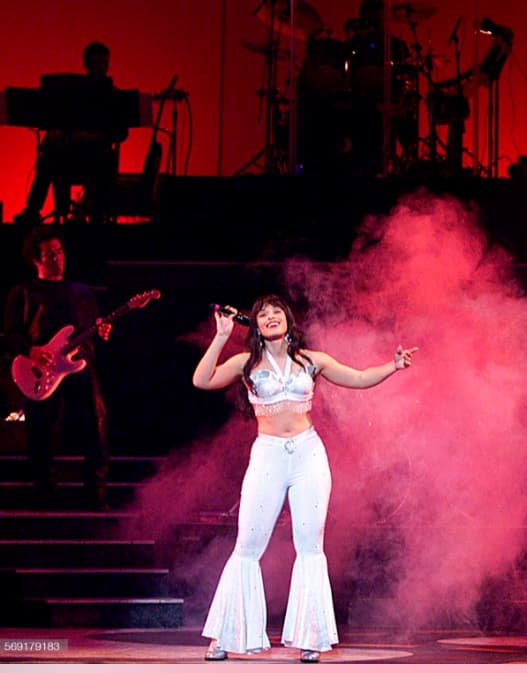 <b>Veronica Vazquez</b>
<br>La historia de Selena saltó al teatro por primera vez en 1999 gracias a una obra producida por ejecutivos de Brodaway llamada: ' Selena Forever'.