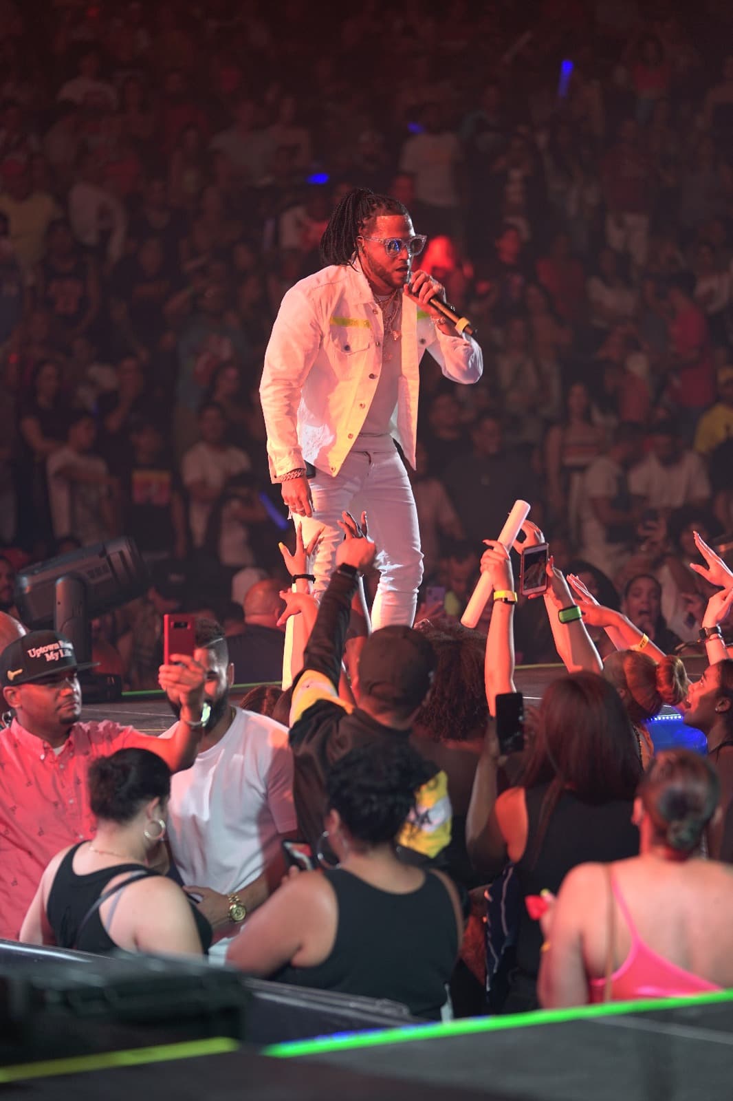 El público disfrutó de su show y buscó guardar un recuerdo de su talento.