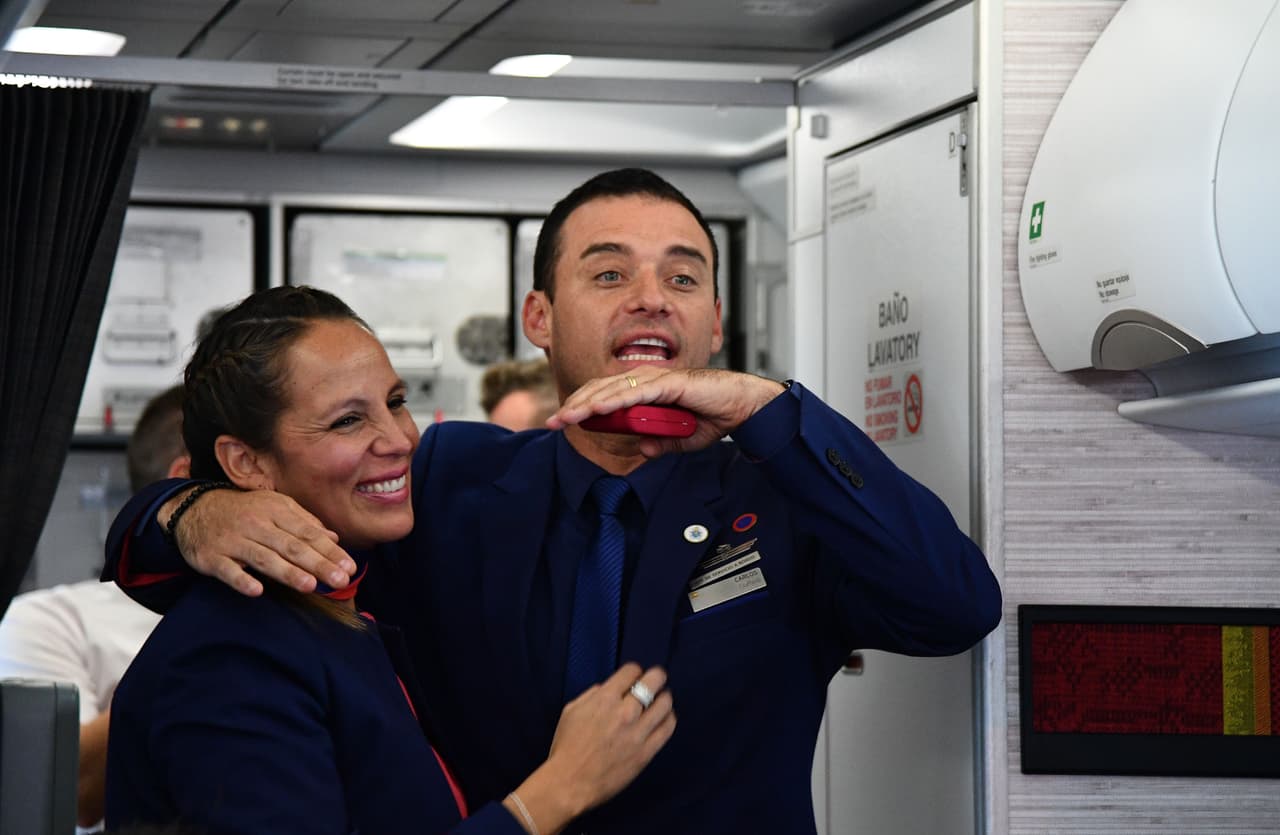 “Le caímos bien y nos preguntó: ¿Les gustaría que los case? ¿Están seguros? y Paula respondió que por supuesto”, contó a la prensa el sobrecargo Carlos Ciuffardi.