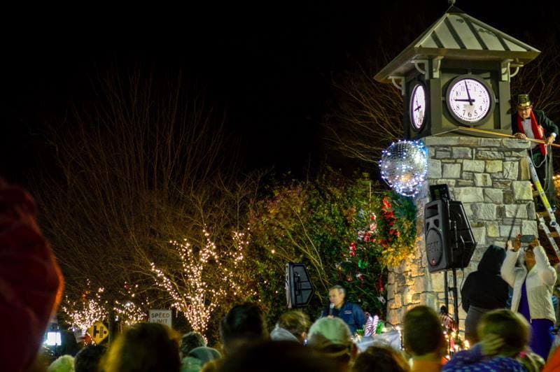 <b><a href="https://tryon-nc.com/" target="_blank">Tryon</a></b>. Contempla los lugares de interés de una ciudad histórica y presencia la caída de la bola desde la torre del reloj cuando conviertas a Tryon en tu ciudad para la escapada de Año Nuevo. La ciudad alberga un festival callejero nocturno con vendedores de comida, música en vivo y actividades para niños. No te preocupes por tener que quedarte despierto demasiado tarde porque la bola cae a las 10 p.m. en lugar de medianoche.