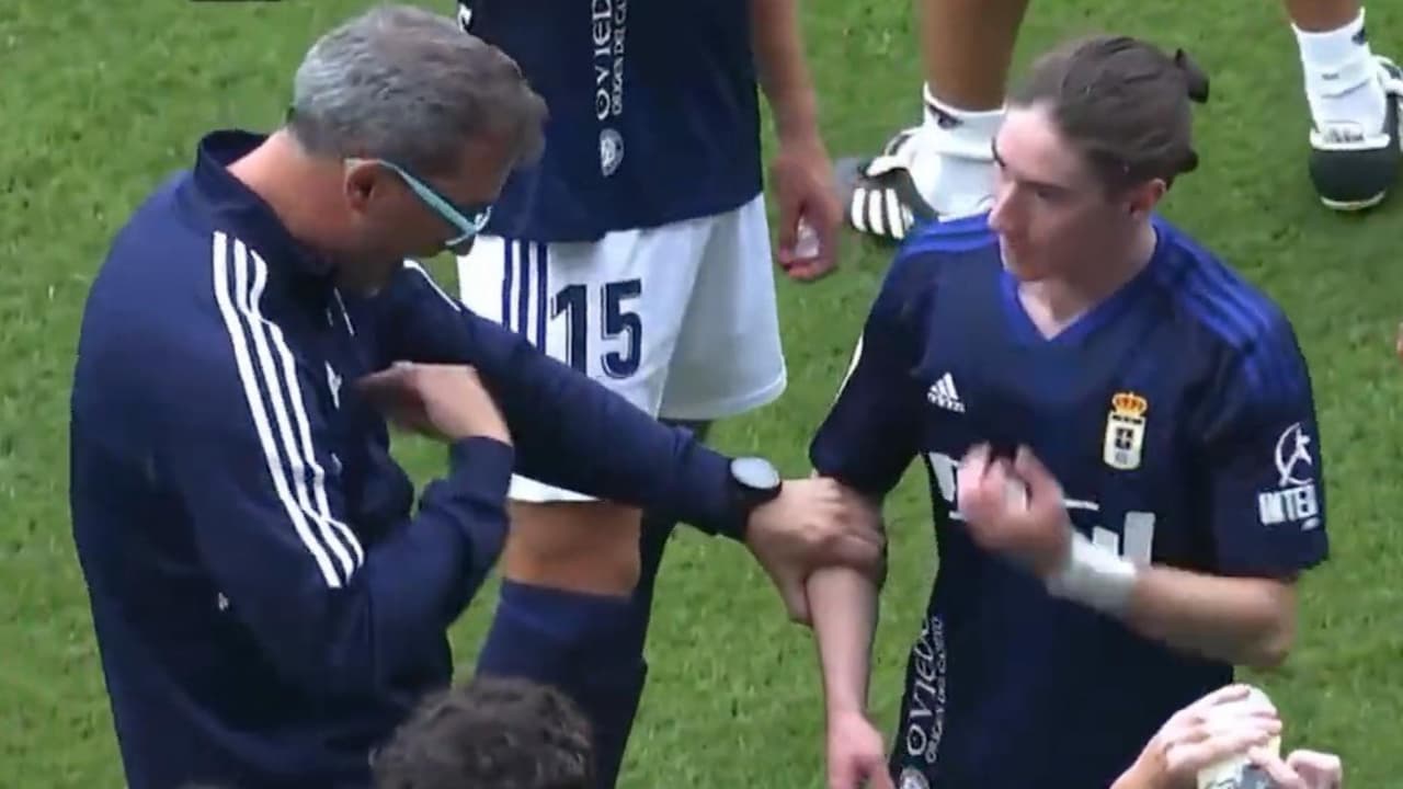 ¿Regaño? Pérez Bolo, DT del Oviedo, llamó la atención a Flores