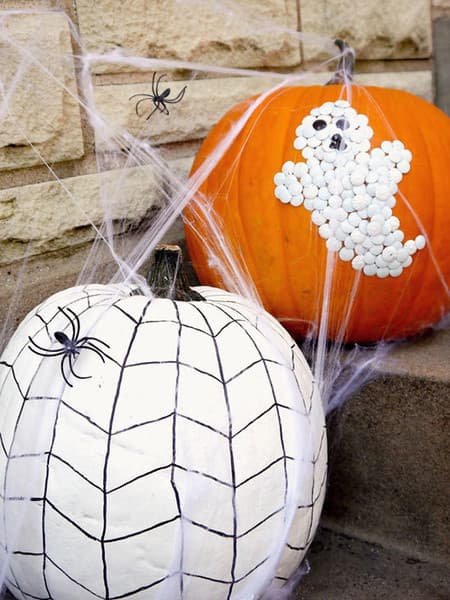 Pintadas o con aplicaciones, estas calabazas son perfectas para familias con hijos pequeños que no quieren decoraciones 'aterradoras' en sus casas.