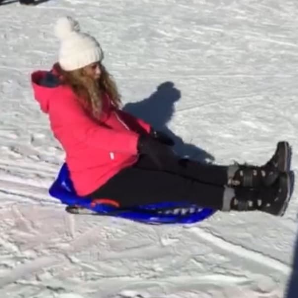 Y además, es arriesgada, pues hasta se puso a jugar en la nieve.