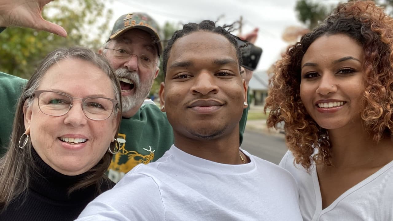 Un mensaje enviado por error se convirtió en tradición: abuela y "nieto" se reencuentran por sexto año en Thanksgiving