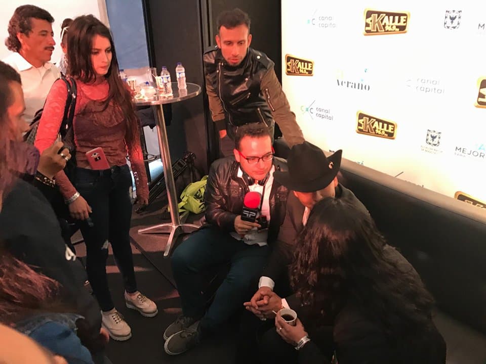 Al llegar al parque Simón Bolivar de Bogotá, el cantautor mexicano fue asediado por la prensa a quienes confesó estar súper emocionado de presentarse ante el pueblo colombiano.