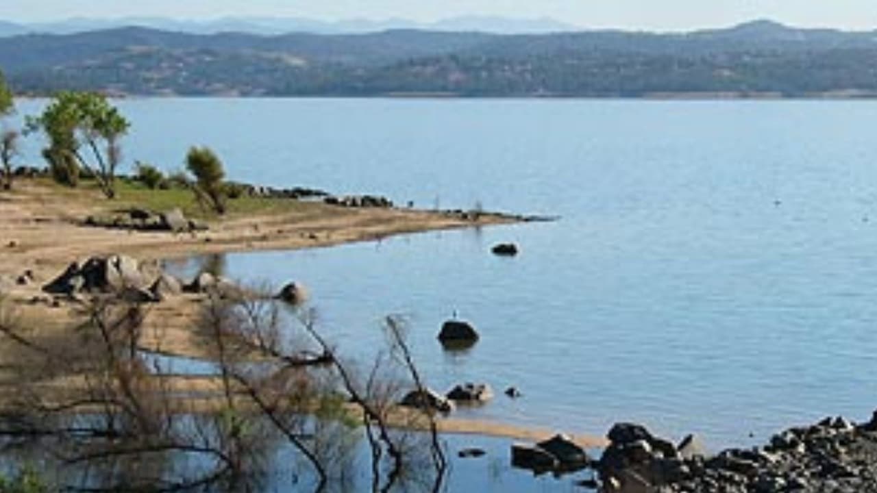 El
<b>Área recreativa estatal de Folsom Lake</b> tiene bastantes oportunidades para que quieran exploradorar sus rutas y hermosos paisajes al lago. Entre las rutas más visitadas está Folsom Lake Trail y Lake Natoma American River Trail ya que ambas son rutas circulares que toman menos de 4 horas en completar.
<br>
<br>Se encuentra en la ciudad de
<b>Folsom</b>, a una media hora de Sacramento.
<br>
<br>Un camino que también atrae a muchos ciclistas debido a que está completamente pavimentado. Sin embargo, asegúrate de protegerte del sol al visitar ya que las secciones de sombra son limitadas.
<br>
<br>
<b>Dirección: </b>
<a href="https://www.google.com/maps/place/Folsom+Lake+State+Recreation+Area/@38.7726515,-121.1085636,15z/data=!4m2!3m1!1s0x0:0xef4e7d004c852e81?sa=X&ved=2ahUKEwim_a3m45L6AhX3LkQIHWtIAj4Q_BJ6BAgxEAU" target="_blank">7755 Folsom-Auburn Rd, Folsom, CA 95630</a>