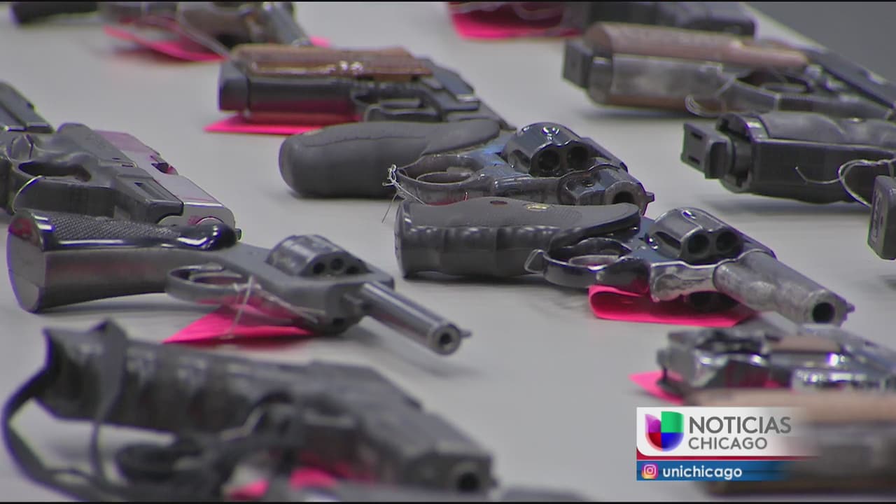 Incautan casi 100 armas de las calles de  Chicago el fin de semana del Día del Padre