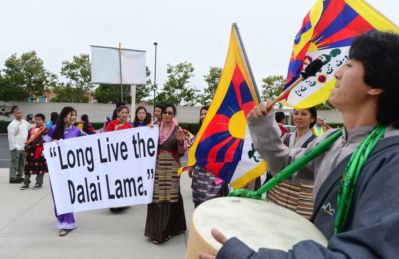 Miles de simpatizantes del Dalai Lama, líder de los tibetanos en el exilio, celebran desde hoy su 80 años con tres días de celebraciones en California durante la "Cumbre Mundial de la Compasión", un encuentro que promete suscitar protestas de una corriente budista rechazada por el jefe tibetano.