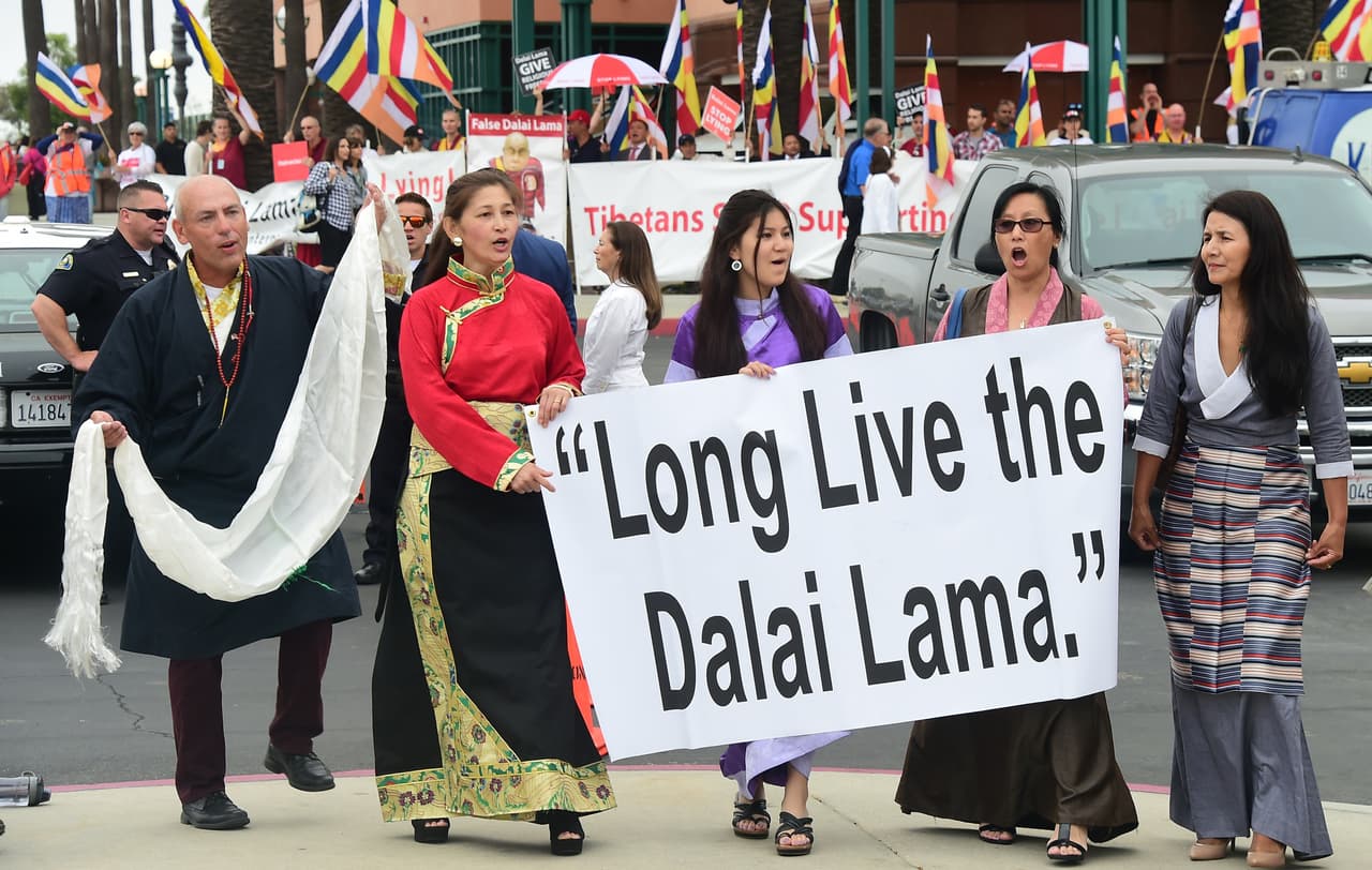 Miles de simpatizantes del Dalai Lama, líder de los tibetanos en el exilio, celebran desde hoy su 80 años con tres días de celebraciones en California durante la "Cumbre Mundial de la Compasión", un encuentro que promete suscitar protestas de una corriente budista rechazada por el jefe tibetano.