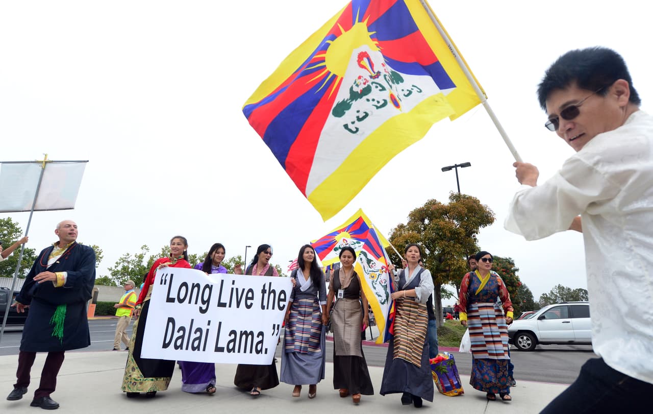 Miles de simpatizantes del Dalai Lama, líder de los tibetanos en el exilio, celebran desde hoy su 80 años con tres días de celebraciones en California durante la "Cumbre Mundial de la Compasión", un encuentro que promete suscitar protestas de una corriente budista rechazada por el jefe tibetano.