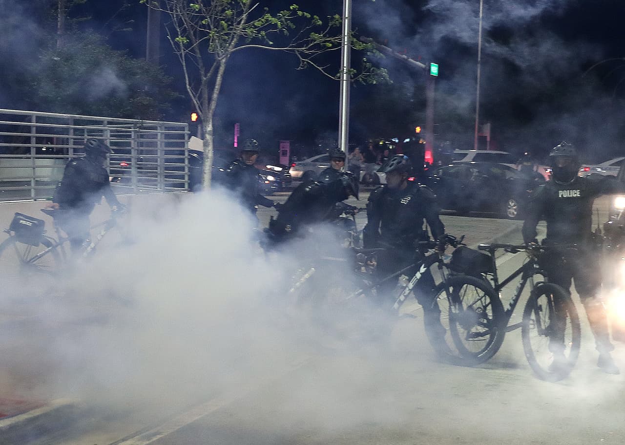 “Cuando tosen, por los gases lacrimógenos, hay una mayor expulsión de gotas de saliva que puede llegar a más personas”, explico.
<br>