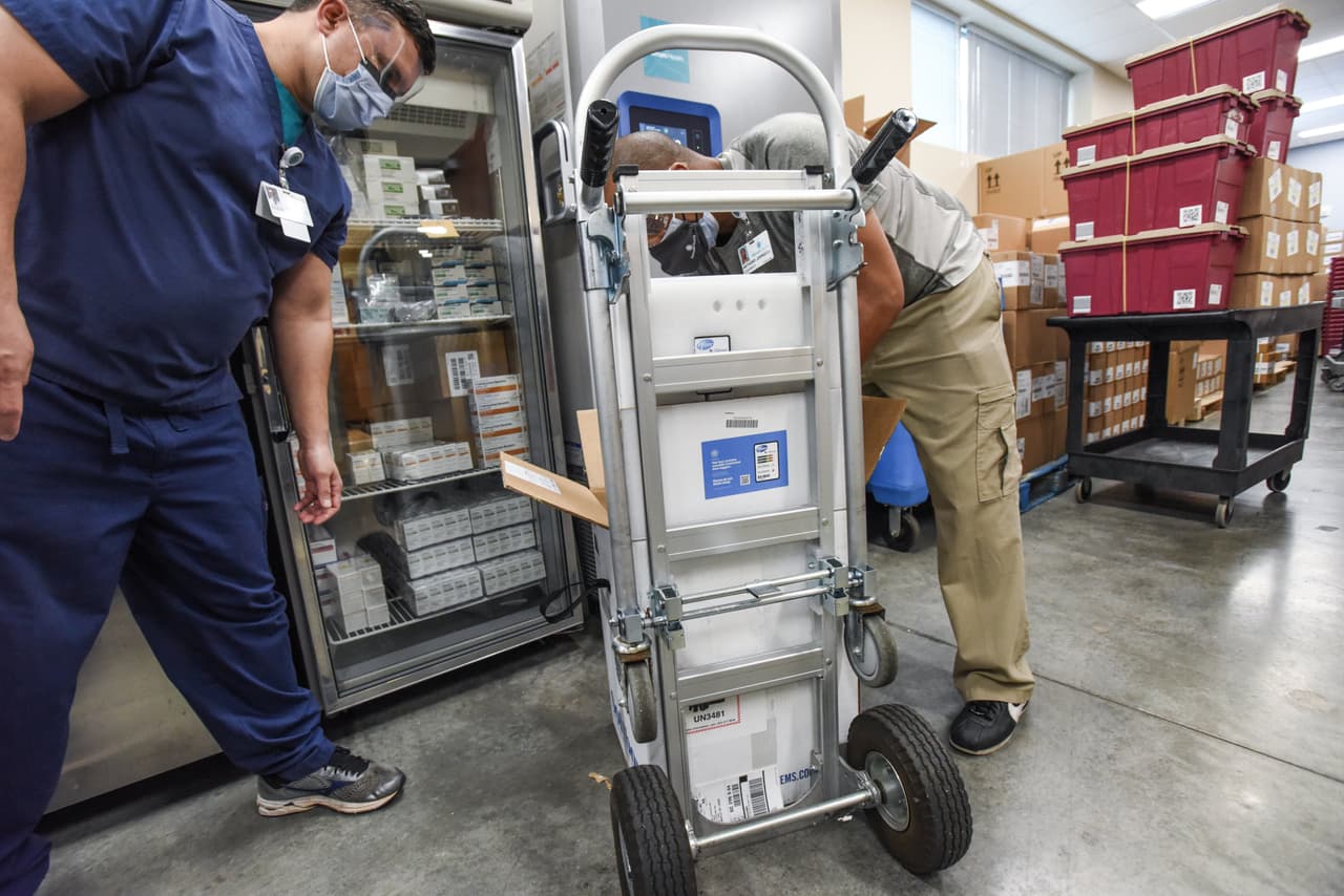 "Es una oferta limitada por ahora, pero este es un logro notable para la ciencia y la salud", dijo el gobernador de Carolina del Norte, Roy Cooper.