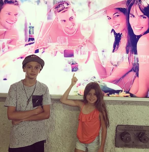 Todavía habrá que esperar algunos años para saber si seguirá el paso de sus famosos papás.