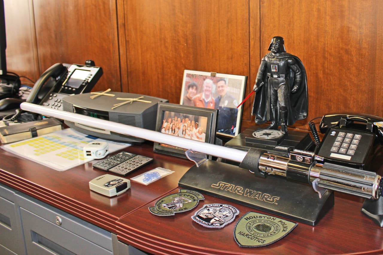 Acevedo imparte órdenes desde su oficina, acompañado de Darth Vader, su personaje favorito de Star Wars, y de otros objetos alegóricos a la película.