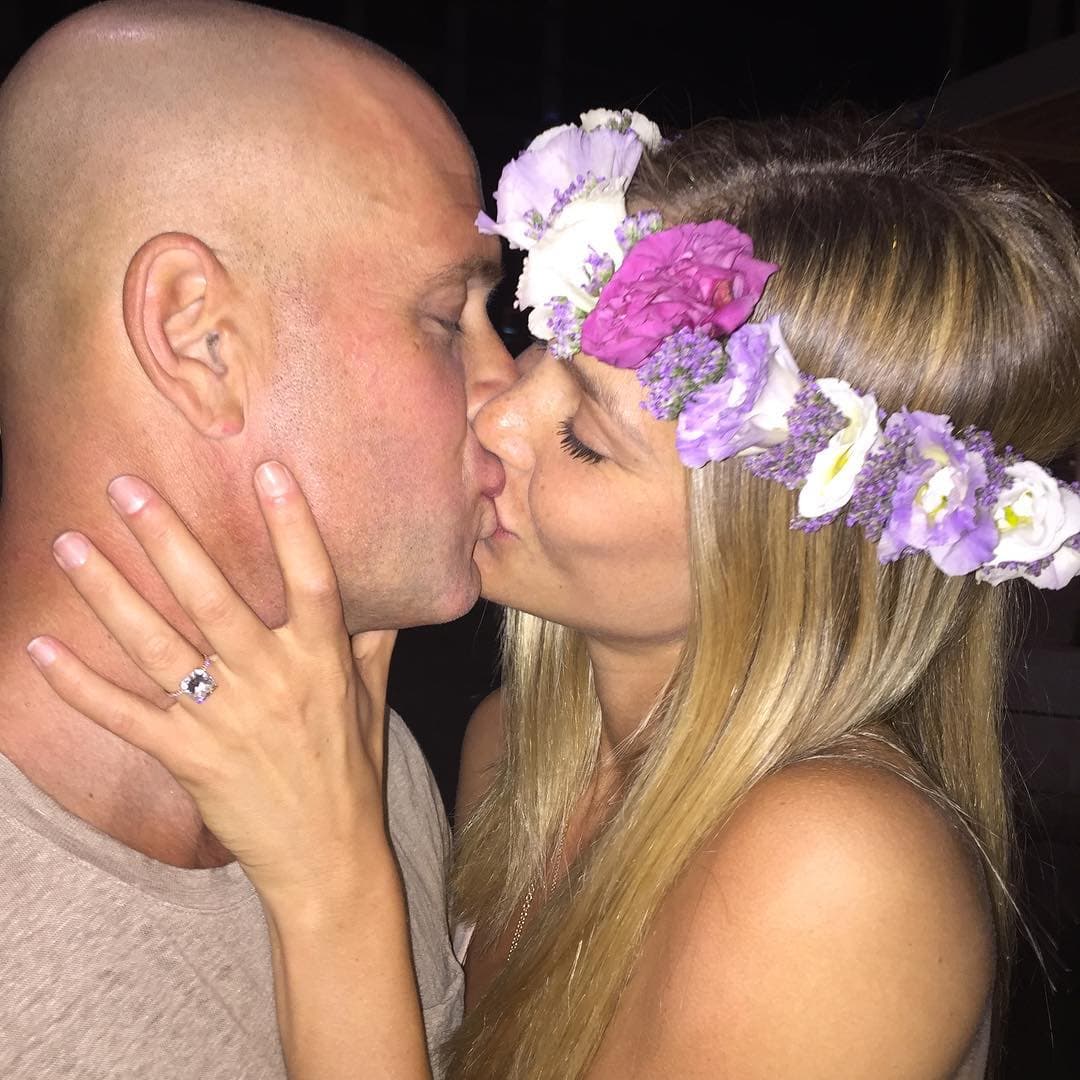 Con esta foto la modelo presumió su anillo de compromiso.