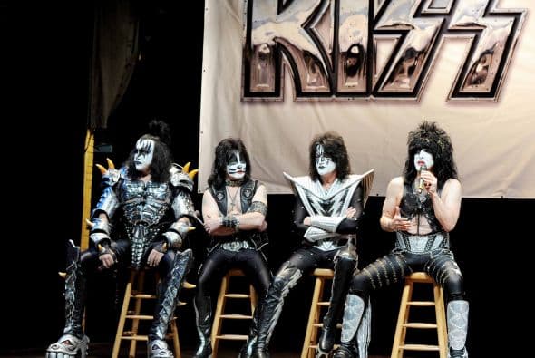 A dos meses de celebrar su entrada en el Hall de la Fama, la banda de rock de todos los tiempos se prepara para la mega gira en Estados Unidos. La extravagante banda anunció en Houses of Blue en Los Ángeles su próxima agenda de conciertos "2014 Heroes Tour' en el país, junto a Def Leppard otra de las súper bandas del género Hard Rock y Heavy Metal.