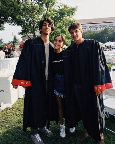 Por su parte, Lorenzo publicó: "En lo siguiente", donde lucen con túnicas de la Universidad del Sureste de California.