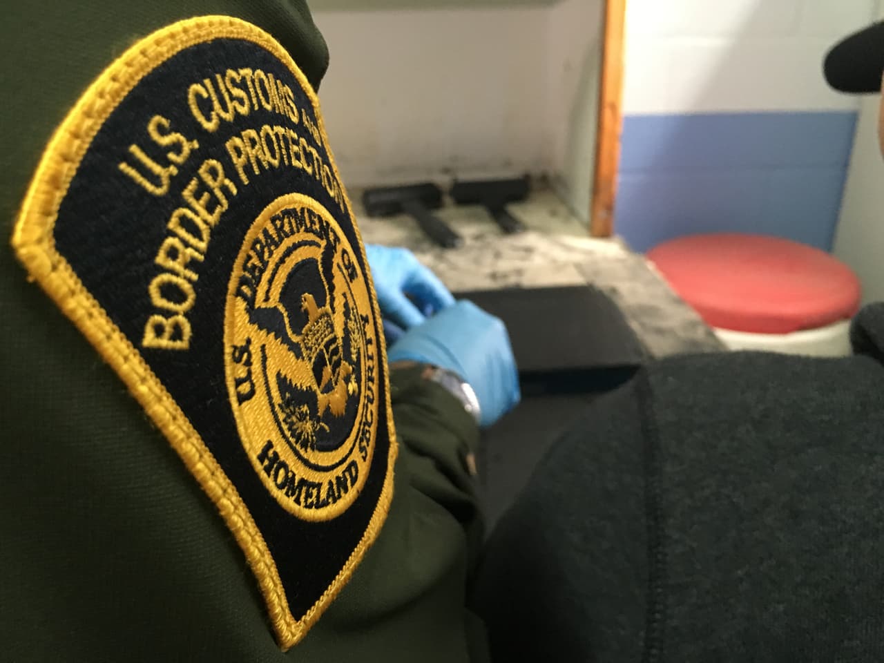 En este Centro de Detención, las autoridades interrogan a posibles Polleras. Las que son estadounidenses y menores de edad no reciben todo el peso de la ley.