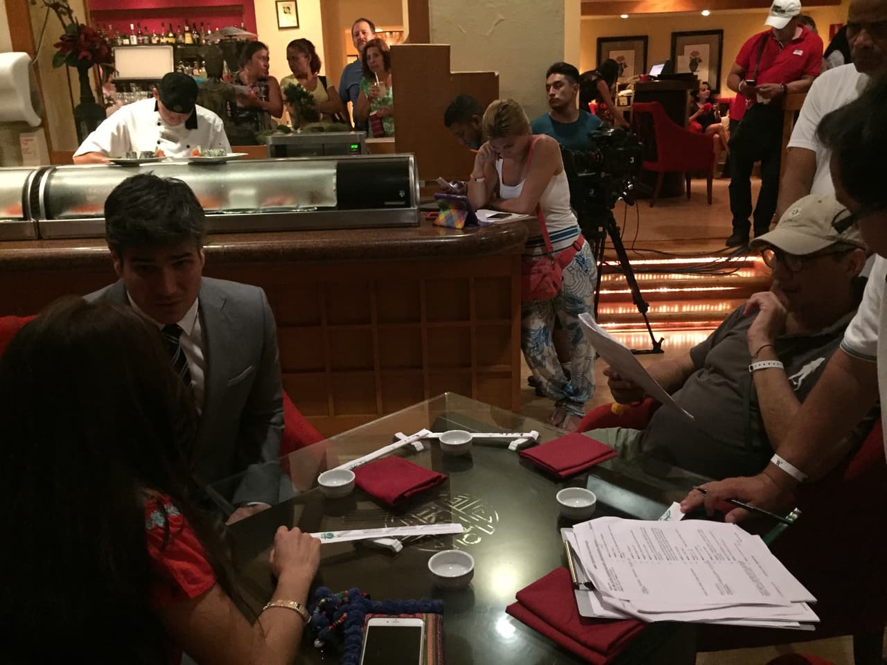 Parece que a veces los nervios traicionan a los actores y tienen que repasar el guión.