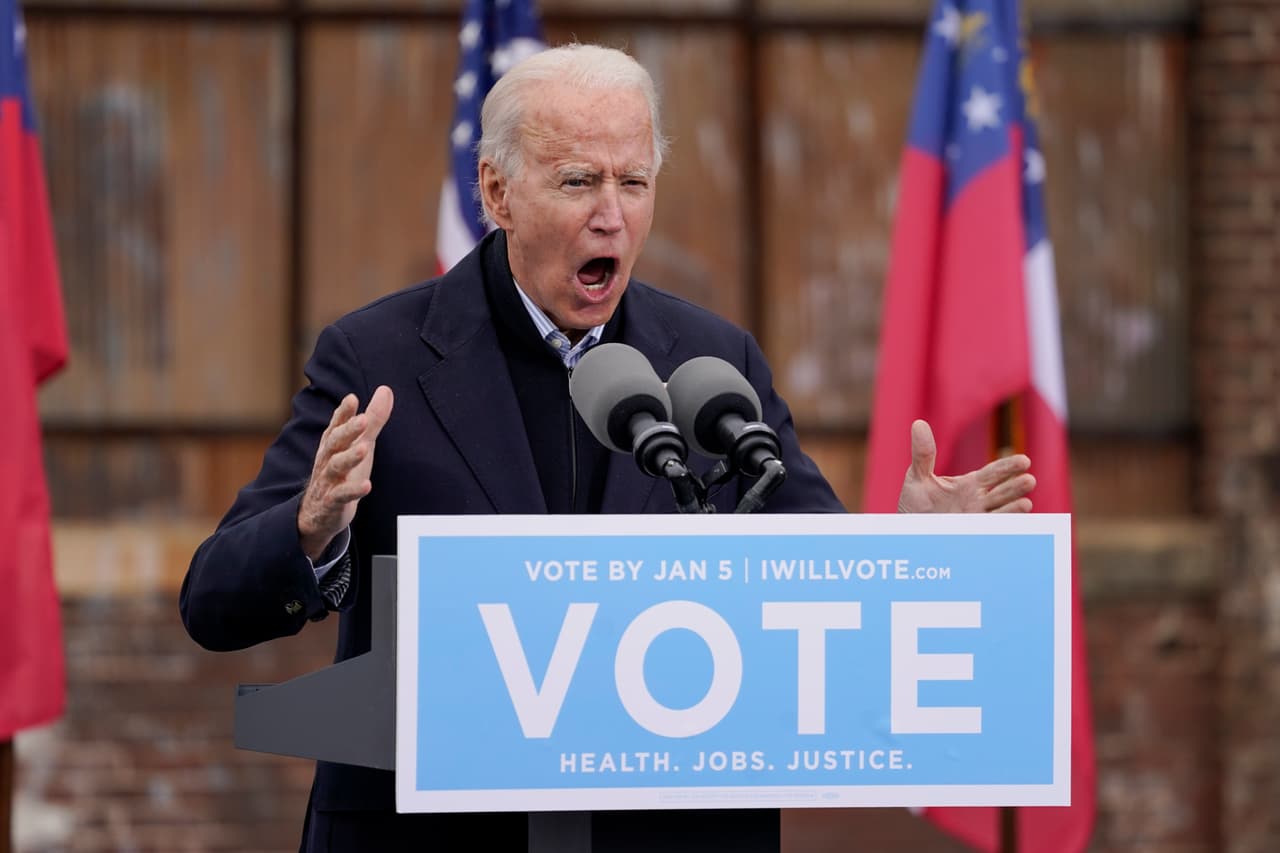 Joe Biden criticó a los senadores republicanos Kelly Loeffler y David Perdue que apoyaron la demanda de Texas para revocar las elecciones y dijo bromeando que si apoyaban tanto a Texas quizas se habían postulado en el estado incorrecto.